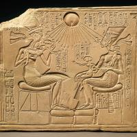 stèle représentant Akhenaton et Néfertiti